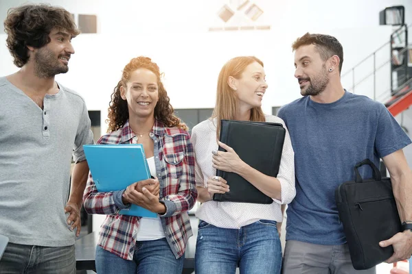 Groupe d'étudiants en formation en entreprise — Photo