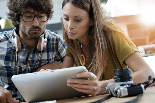 Personas websurf en la tableta — Foto de Stock