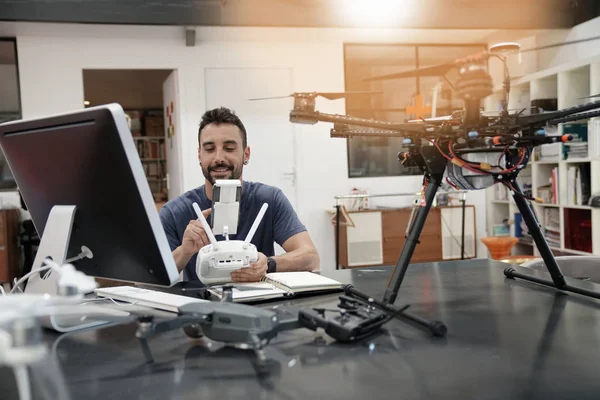 Drone üzerinde çalışan mühendis