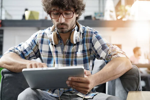  başlangıç ofisinde çalışan adam