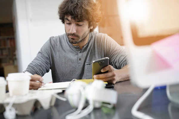 Man in kantoor vergadering schrijfdata — Stockfoto