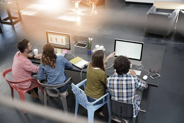 açık ortak çalışma ofisinde çalışan insanlar