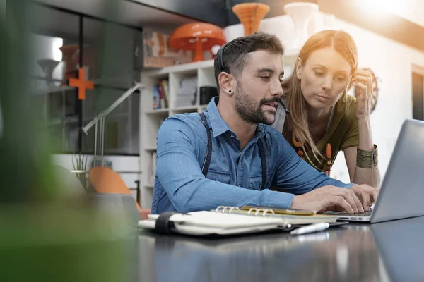 Oppstartspersoner som arbeider med bærbar datamaskin – stockfoto