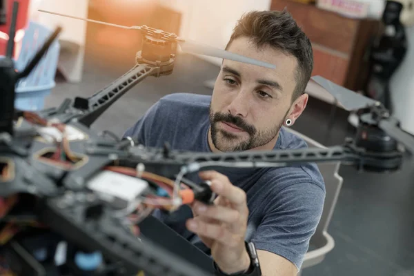 Инженер, работающий над дроном — стоковое фото