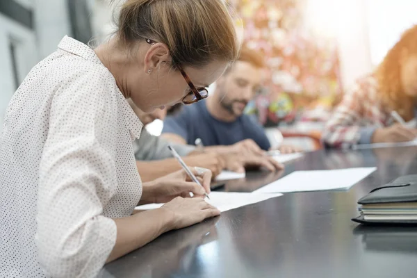 Students filling in application form — Stock Photo, Image