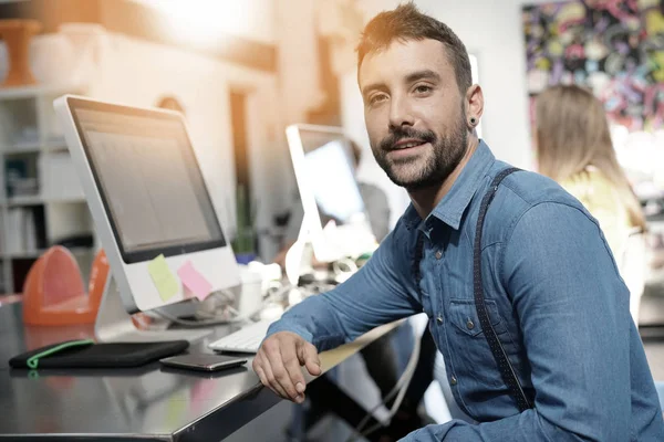 Empreendedor de startup sentado no escritório — Fotografia de Stock