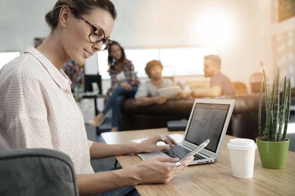 Jeune femme travaillant sur ordinateur portable — Photo