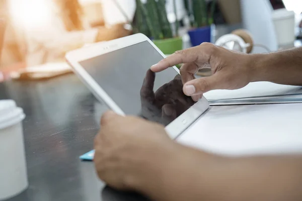 Człowiek za pomocą cyfrowego tabletu w biurze — Zdjęcie stockowe