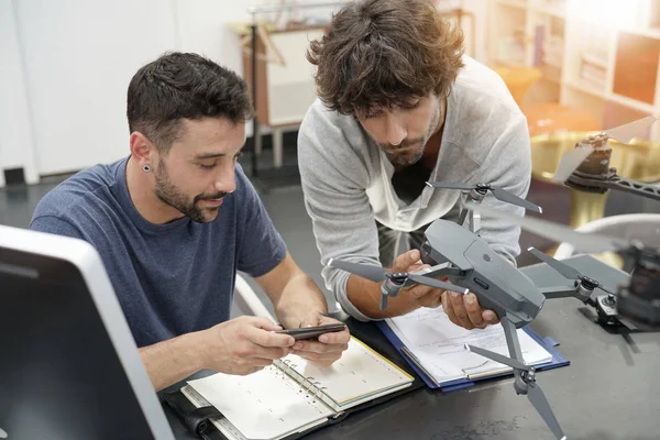 Engenheiro e técnico trabalhando juntos — Fotografia de Stock