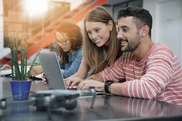 Eopel som arbeider med en bærbar datamaskin – stockfoto