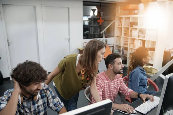 Başlangıç emekçilerin üstünde okul sırası