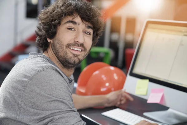 Ofiste çalışan adam portresi