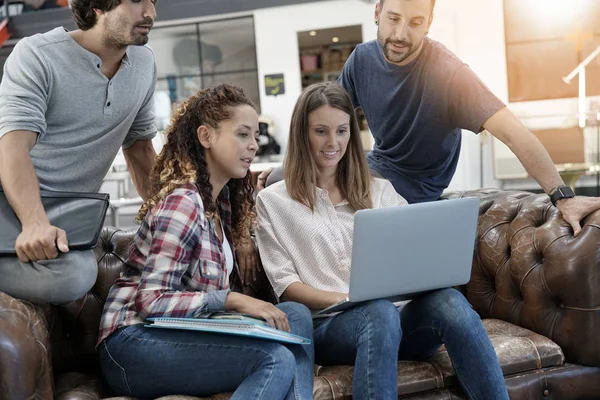  Office lounge koltukta oturan insanlar