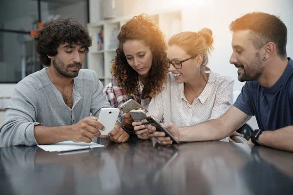 insanların akıllı telefonlar kullanarak eğlenceli