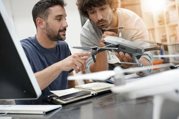 Mühendis ve teknisyen birlikte çalışma 