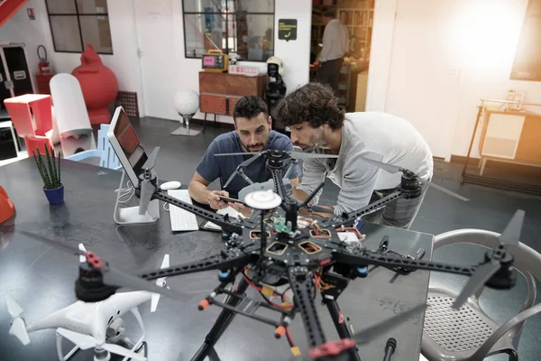 Mühendis ve teknisyen birlikte çalışma 