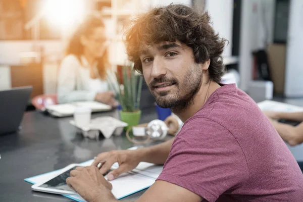 Hombre en la oficina de coworking trabajando — Foto de Stock