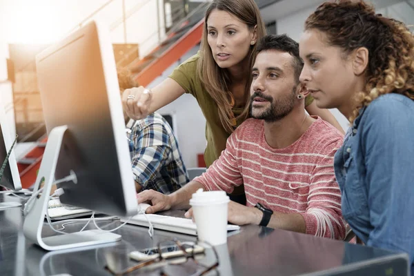 Başlangıç emekçilerin üstünde okul sırası