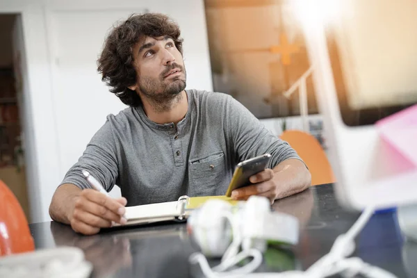 Adam ofiste toplantı tarihleri yazma 