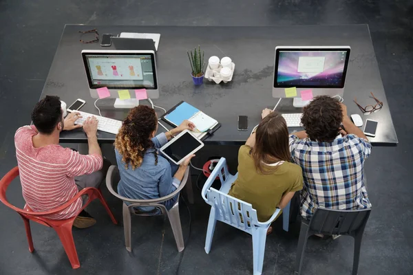 açık ortak çalışma ofisinde çalışan insanlar