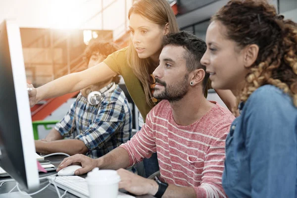 Başlangıç emekçilerin üstünde okul sırası
