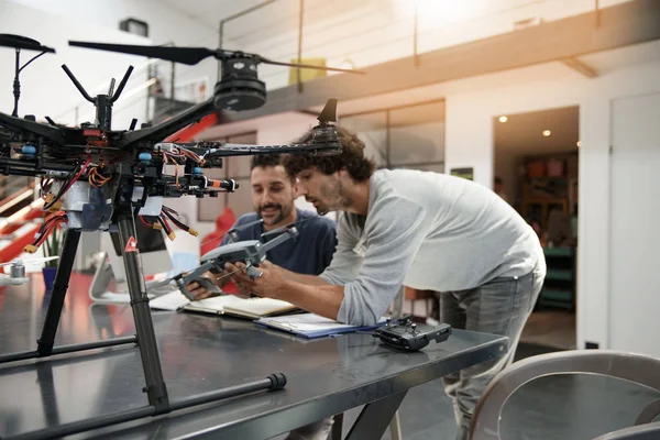Engineer and technician working together — Stock Photo, Image