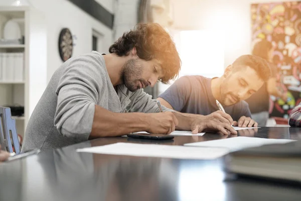 Étudiants remplissant le formulaire de demande — Photo