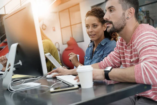 Personnes travaillant au bureau — Photo