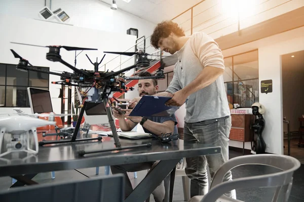 Mühendis ve teknisyen birlikte çalışma 