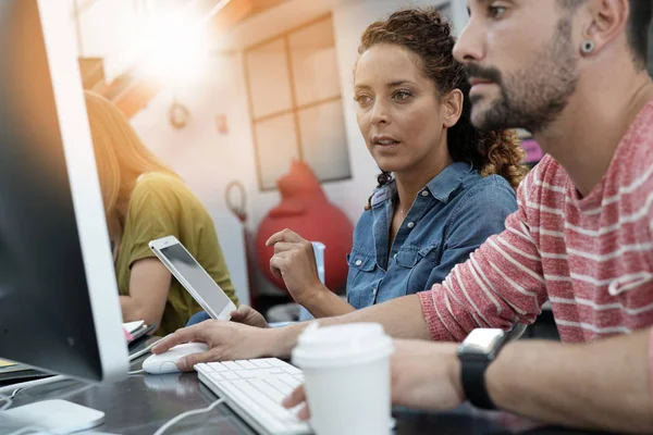 Personnes travaillant au bureau — Photo