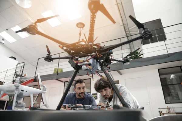 Mühendis ve teknisyen birlikte çalışma 