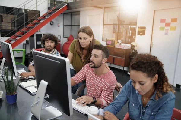 Başlangıç emekçilerin üstünde okul sırası