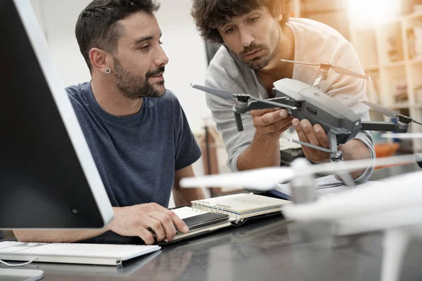 Mühendis ve teknisyen birlikte çalışma 