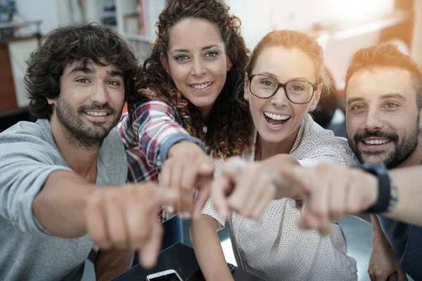 Personas en la oficina apuntando a la cámara — Foto de Stock