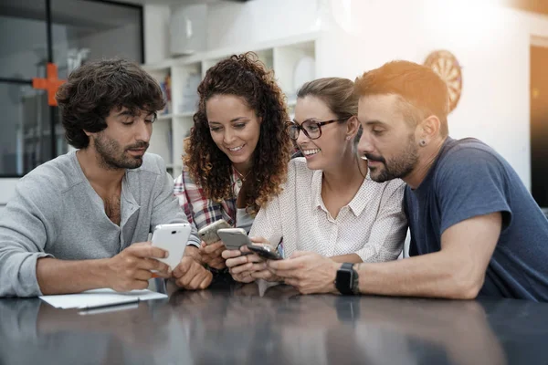 insanların akıllı telefonlar kullanarak eğlenceli