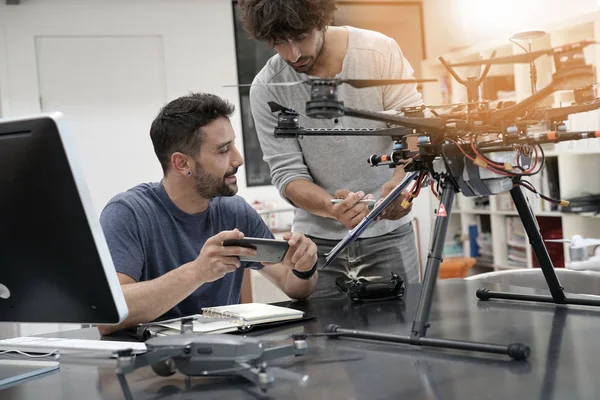 Engineer and technician working together — Stock Photo, Image