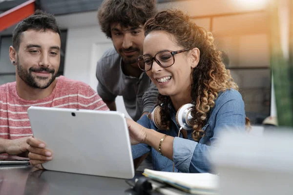 Giovani imprenditori che lavorano — Foto Stock