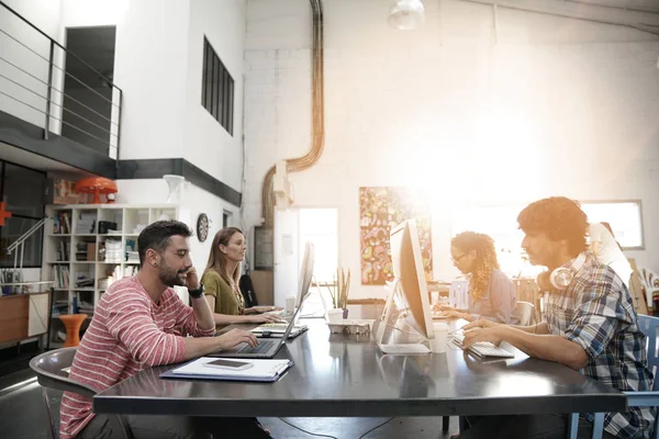 Personas que trabajan en una oficina de coworking Imagen de stock