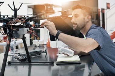 Drone üzerinde çalışan mühendis