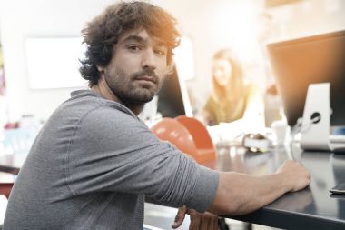 Adam ofiste toplantı tarihleri yazma