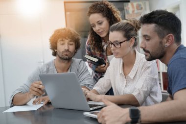  dizüstü bilgisayar ile toplantı insanlar