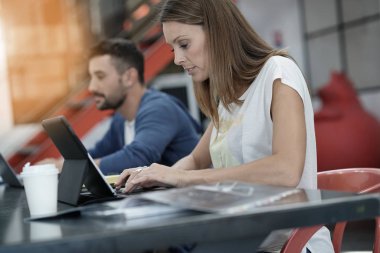 Trendy genç insanlar çalışma 