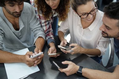 insanların akıllı telefonlar kullanarak eğlenceli 