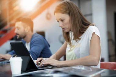 Trendy genç insanlar çalışma