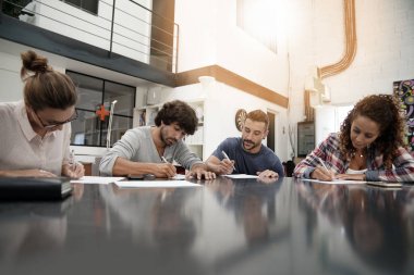 Belgelerin imzalanması insanlar