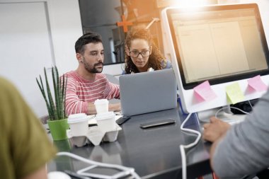 Başlangıç emekçilerin üstünde laptop