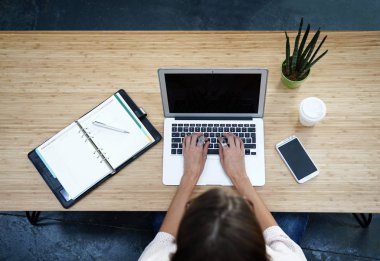 dizüstü bilgisayarda yazarak Umman