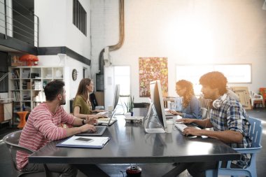 Trendy genç insanlar çalışma