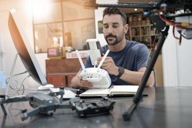 Drone üzerinde çalışan mühendis