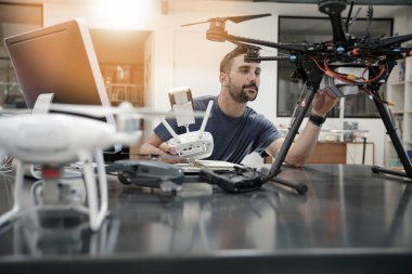 Drone üzerinde çalışan mühendis 